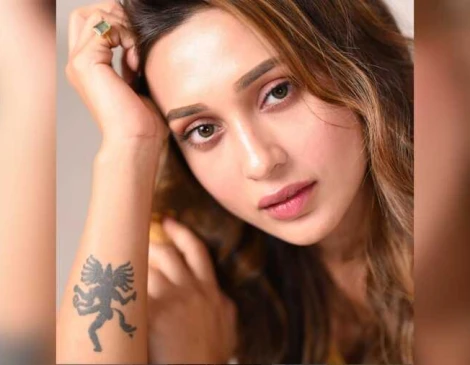 মিমি নাকি ডাইনি, মুখে রক্ত ও হাতে কাটারি !