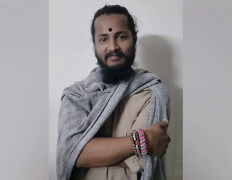 জাবি ছাত্রীর হলে ঢুকেছিলেন কে এই যুবক?