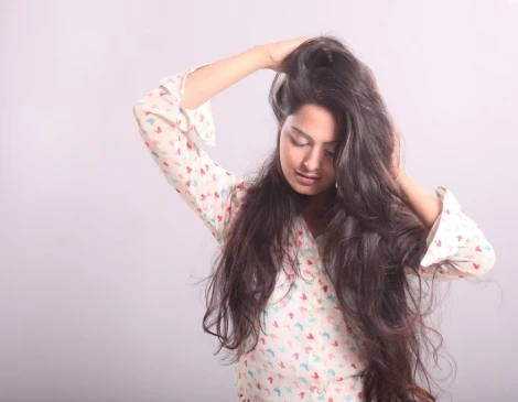 চুলের যত্নে তেল : ক্ষতিকর নাকি উপকারী?