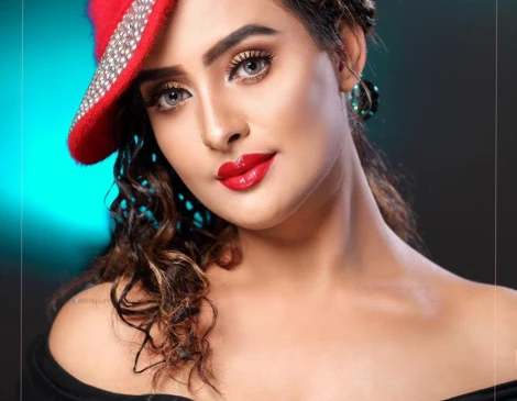 রাইড শেয়ারিং চালকের অনাকাঙ্ক্ষিত আচরণ : গাড়ি থেকে লাফ দিলেন নায়িকা