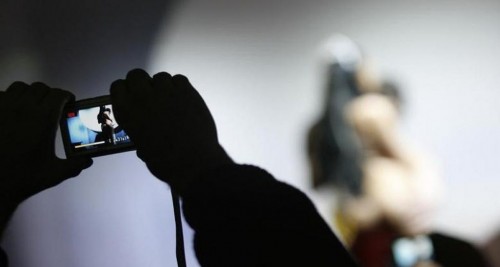 মোবাইলে পর্ণ দেখেন? ৫ কারণে সতর্ক থাকুন