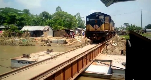 চলন্ত ট্রেন থেকে নামার চেষ্টা, যুবকের মৃত্যু