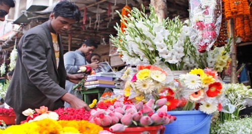 রাজধানীতে ফুলের বাজার চড়া