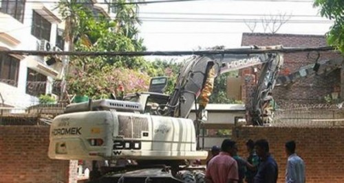 চ্যানেল টোয়েন্টিফোর’র মালিক এ কে আজাদের বাড়ি ভেঙে দিচ্ছে রাজউক