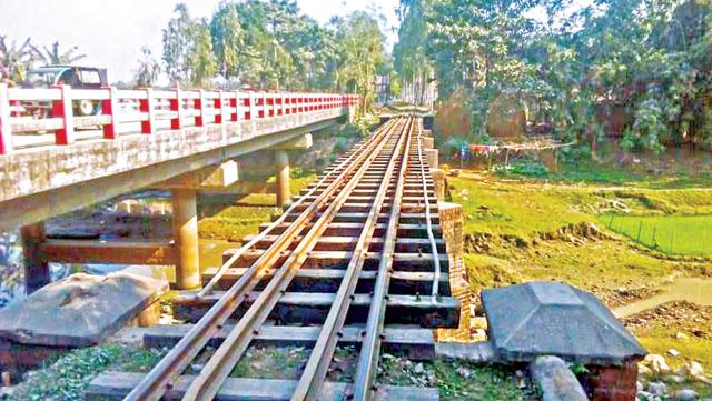 কুড়িগ্রামে রেললাইনে লোহার পাতের পরিবর্তে বাঁশ লাগানো হয়েছে