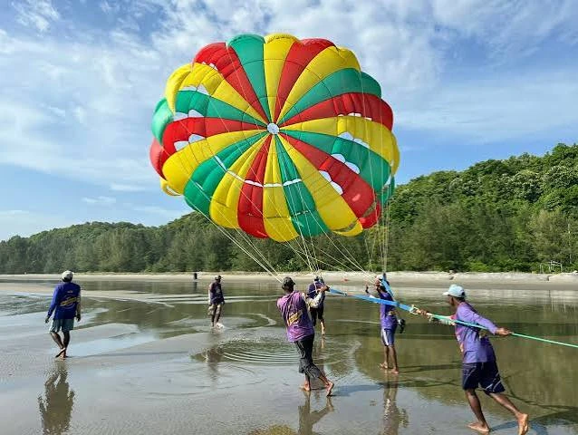 পর্যটনকেন্দ্রে নিরাপত্তাহীন প্যারাসেইলিং: দায়বদ্ধতার প্রশ্ন
