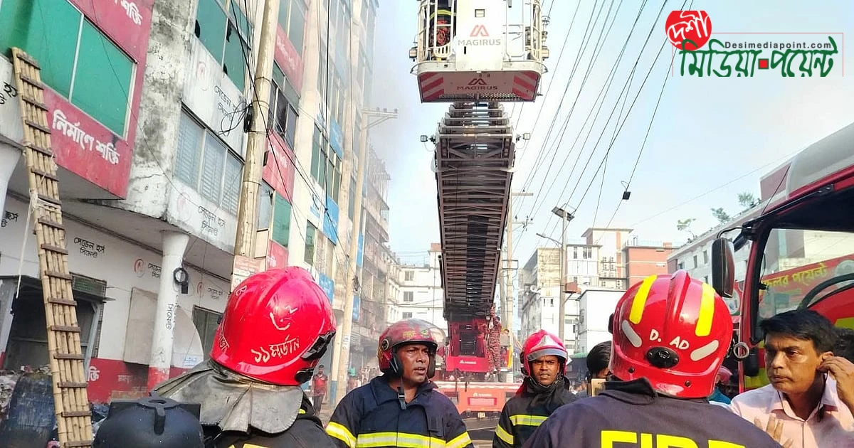 গাজীপুরের সোয়েটার কারখানায় ভয়াবহ অগ্নিকাণ্ড: নিয়ন্ত্রণে ফায়ার সার্ভিসের ৯ ইউনিট